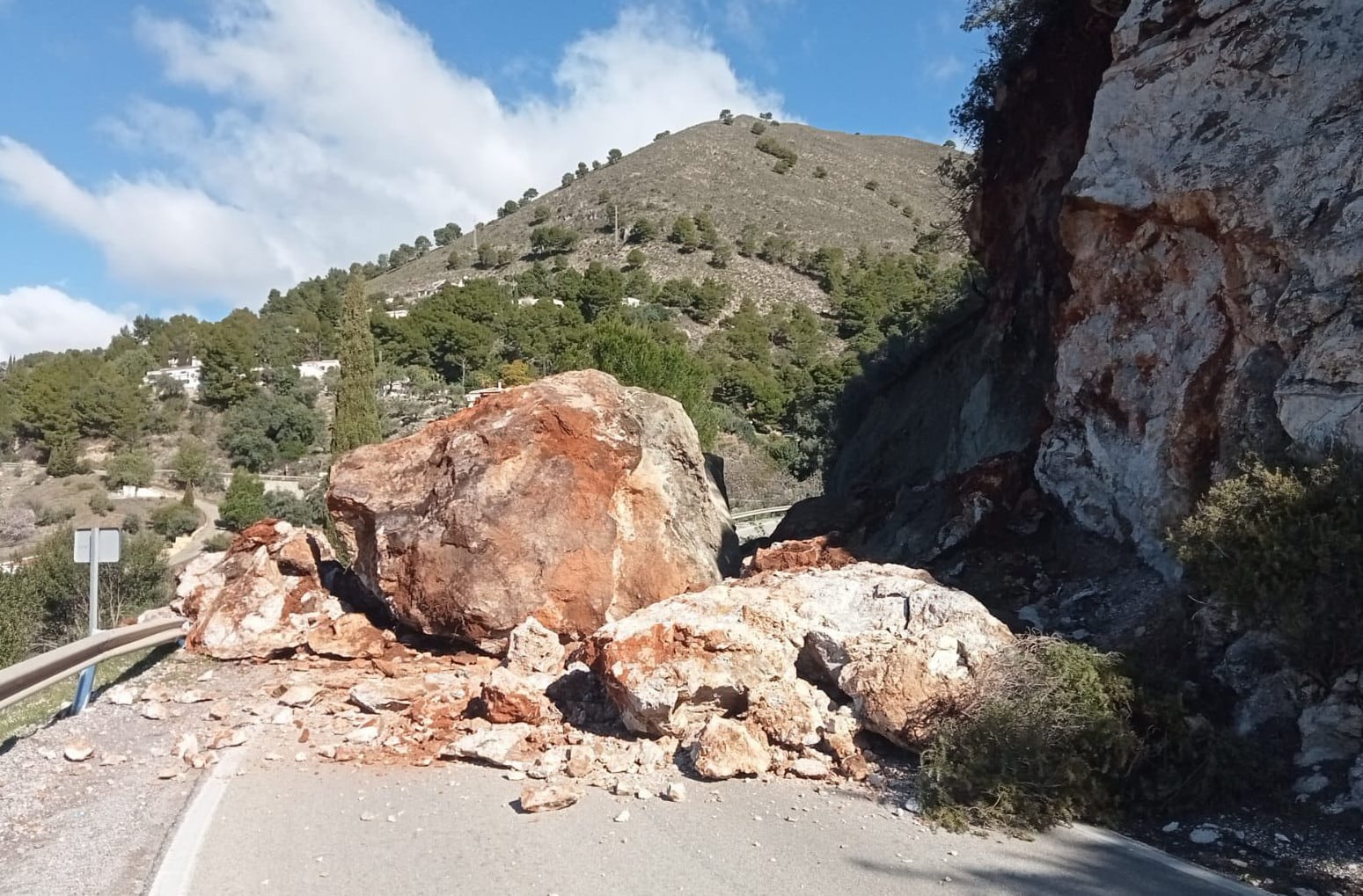La roca ha caído sobre la carretera