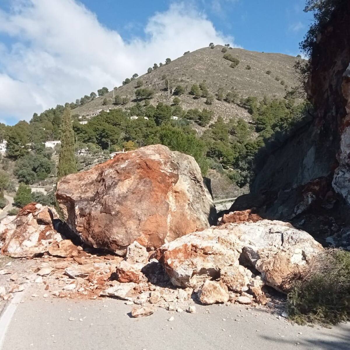 Reabre la carretera de Cómpeta tras la caída de un roca enorme: "Este San Valentín nunca lo olvidaremos"
