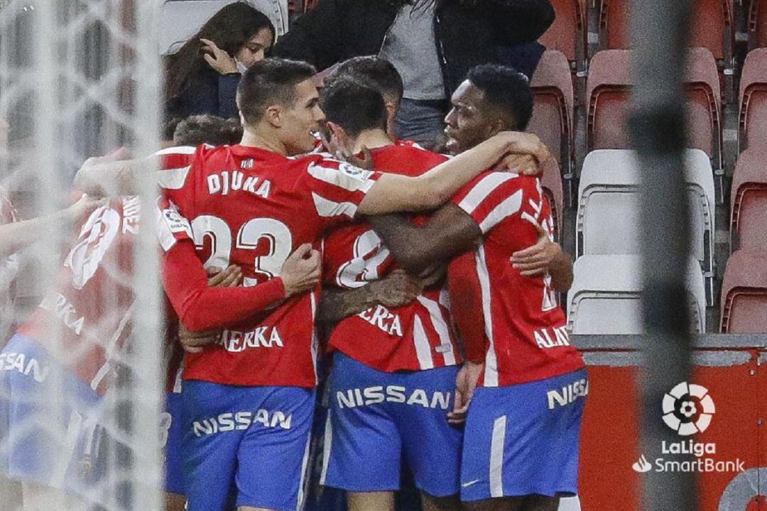 Los jugadores del Sporting celebran el gol ante el Huesca. 