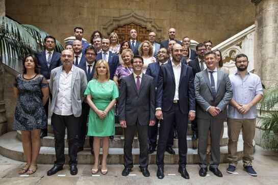 14/07/2015.- El alcalde de Ontinyent, Jorge Rodríguez (centro), posa junto al resto de diputados porvinciales antes del comienzo del pleno que elige como presidente de la nueva legislatura a Rodríguez. EFE/Manuel Bruque