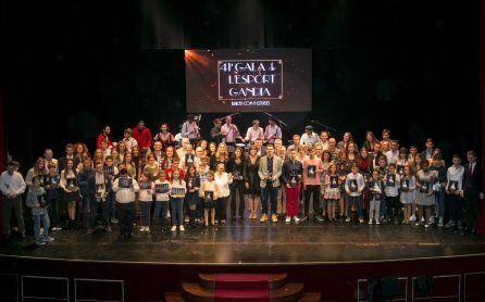 Foto de familia de todos los deportistas premiados en la Gala de l'Esport de Gandia