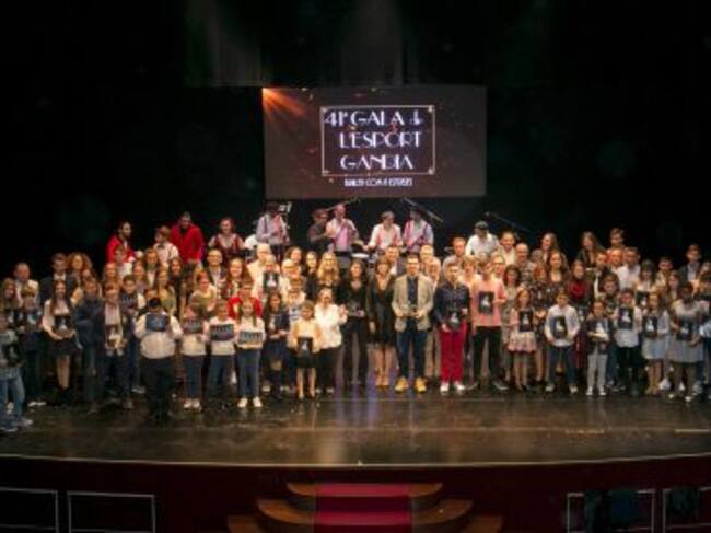 Foto de familia de todos los deportistas premiados en la Gala de l'Esport de Gandia
