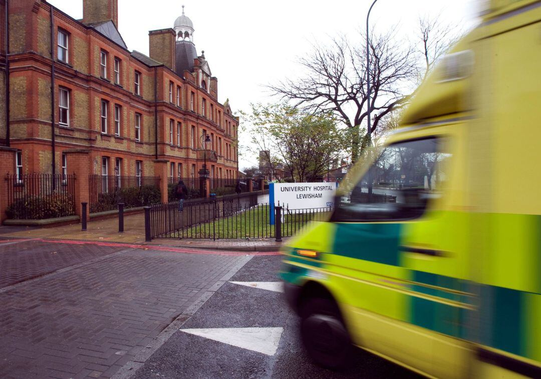 Imagen de archivo de una ambulancia llegando a un hospital británico