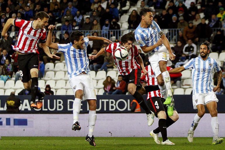 GRA423. MÁLAGA, 21/01/2015.- Los jugadores del Athletic de Bilbao Ander Iturraspe (c) y Carlos Gurpegi (i) saltan a por el balón con José Luis Garcia &quot;Recio&quot; (2-i), el brasileño Weligton Robson Pena de Oliveira (2-d) y Marcos Alberto Angeleri (d), del Málaga, durante el partido de ida de cuartos de final de la Copa del Rey ante el Málaga disputado esta noche en el estadio de la Rosaleda. EFE/Jorge Zapata