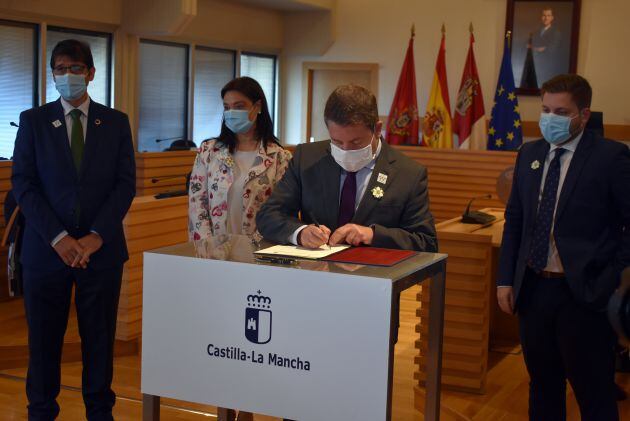 Firma del protocolo firmado entre Emiliano García Page y la alcaldesa Pilar Zamora para la construcción del primer tramo de la Ronda Sur
