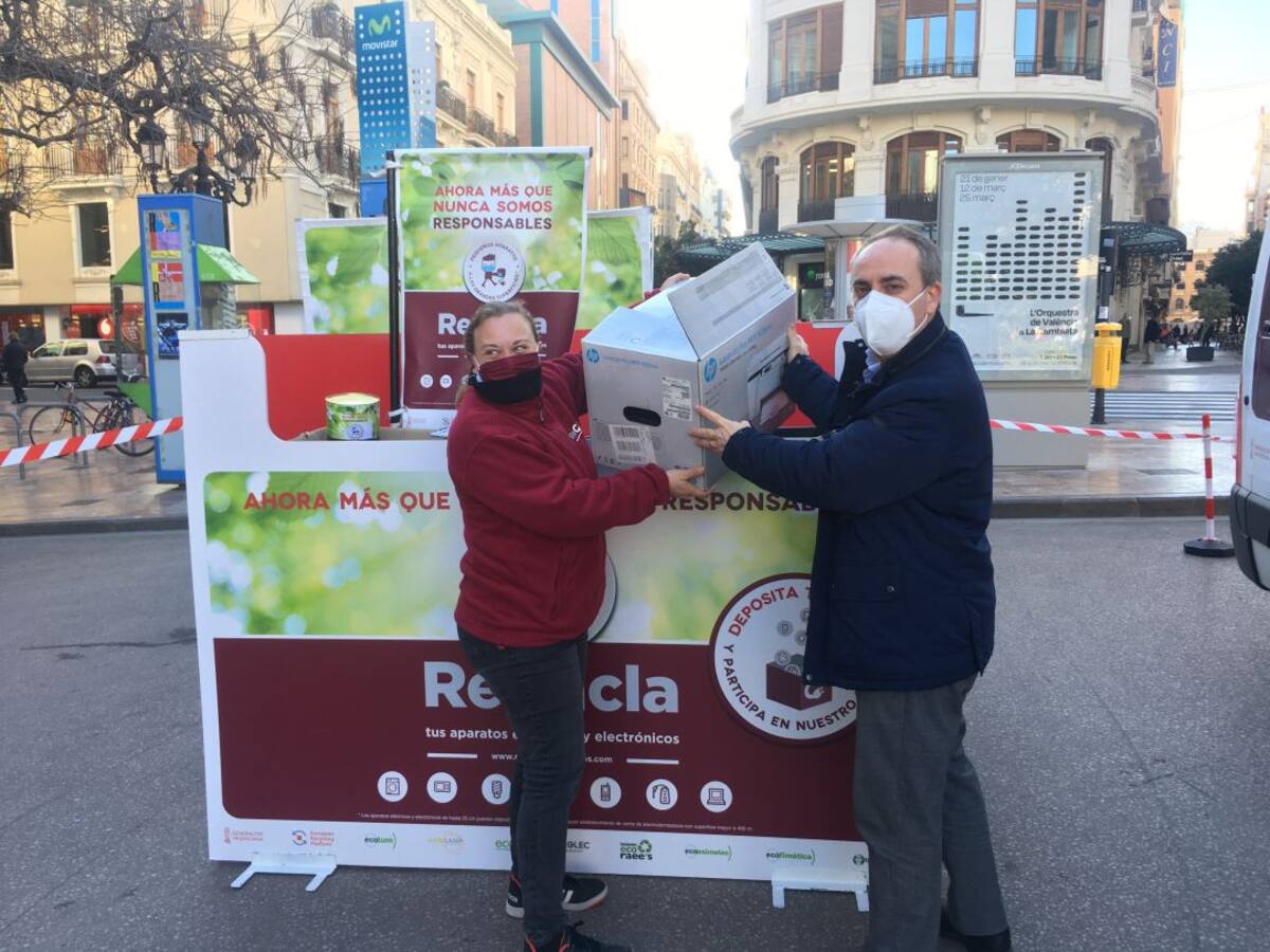 Elena, informadora de la campaña Recicla tus aparatos la campaña
