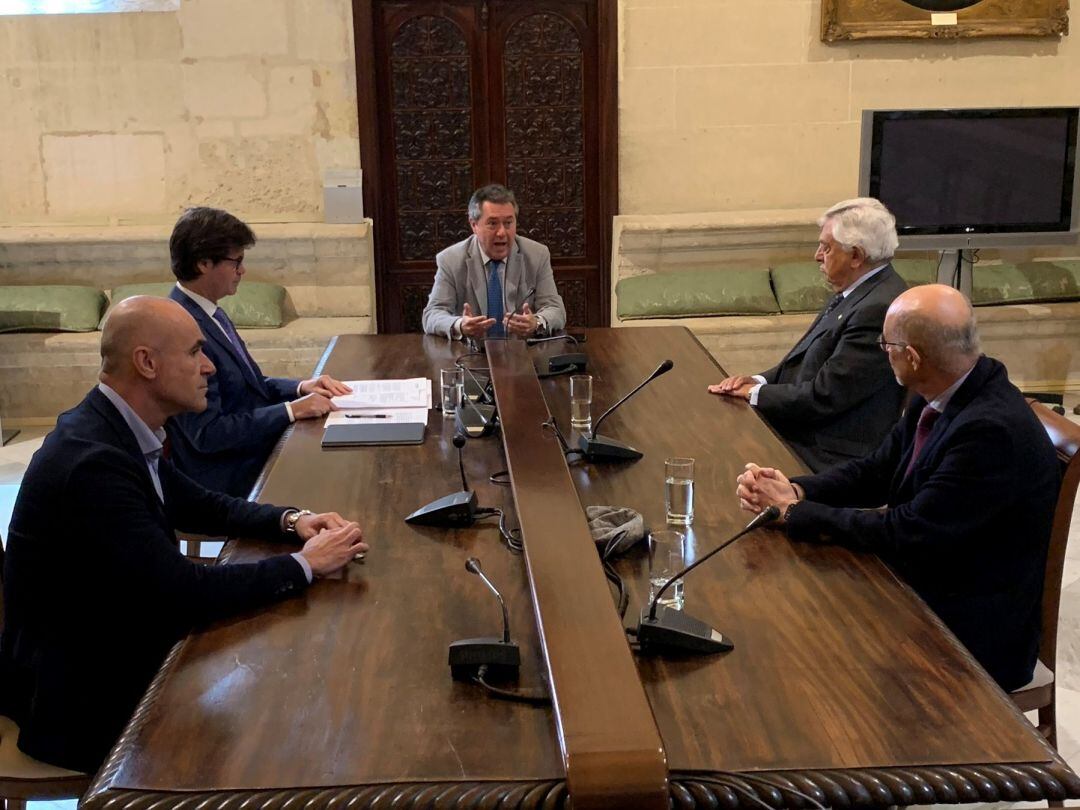 Reunión de Juan Espadas. alcalde de Sevilla, con los representantes de los empresarios