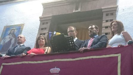 Momento en el oque José Juan Castro propuncia le pregón, desde el balcón principal del Ayuntamiento