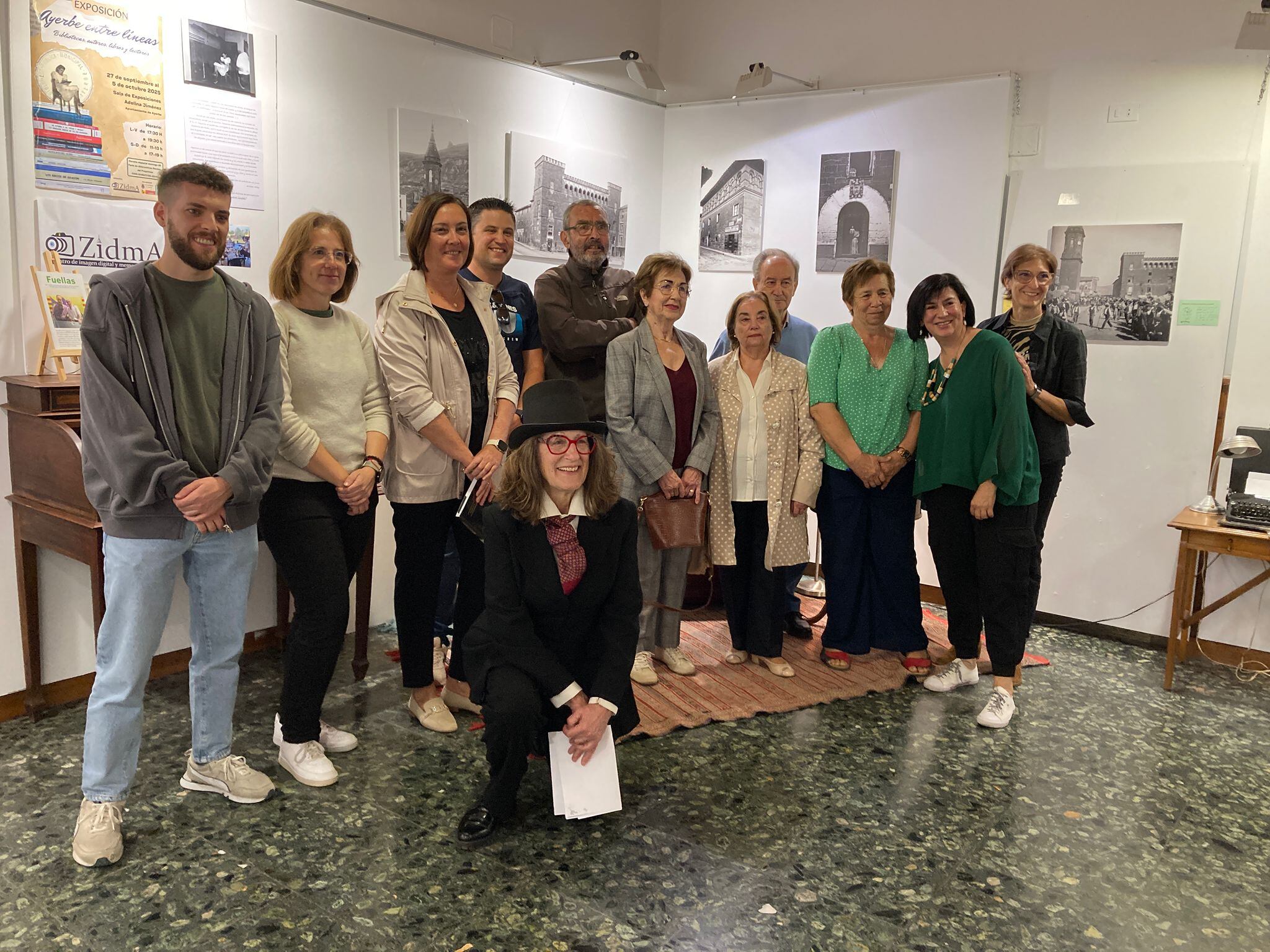 Foto de familia en la inauguración de la muestra.