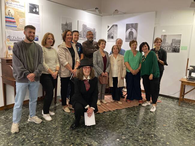 Foto de familia en la inauguración de la muestra.