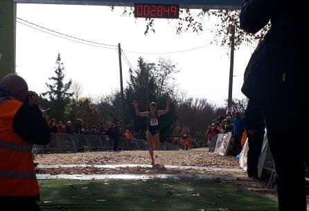 La atleta soriana del ADIDAS, Marta Pérez, que fue segunda, levanta los brazos en línea de meta tras el esfuerzo realizado.