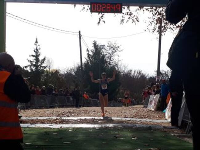 La atleta soriana del ADIDAS, Marta Pérez, que fue segunda, levanta los brazos en línea de meta tras el esfuerzo realizado.
