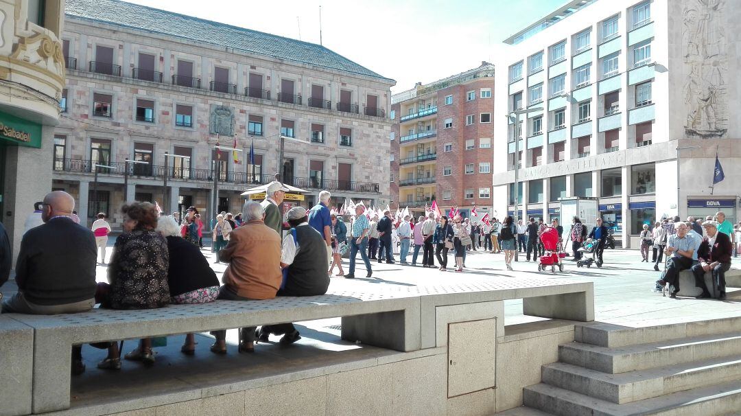 Aspecto de la concentración de las federaciones de pensionistas de UGT y CCOO en la Plaza de la Constitución de la capital