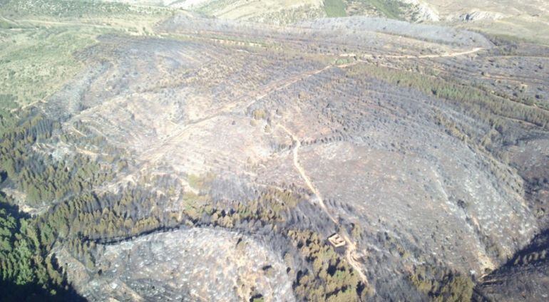 Imagen aérea de la zona quemada en Ejulve