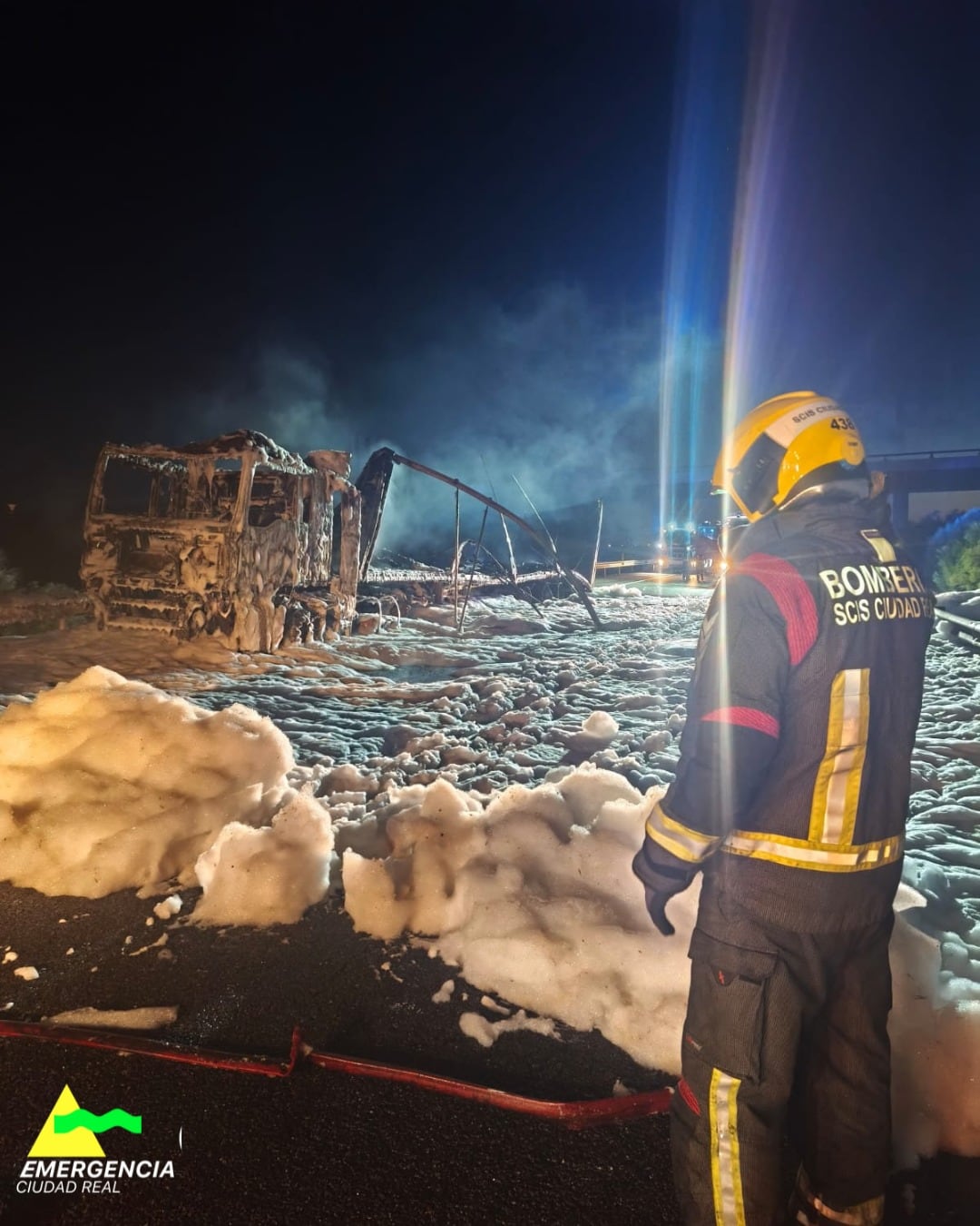 Actuación de los bomberos la pasada noche en la A-43 para sofocar el incendio del camión