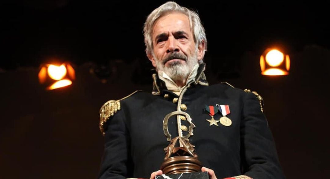 Imanol Arias con el premio Antero Guardia en Úbeda.