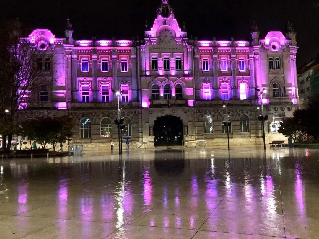  La  fachada del Ayuntamiento de Santander iluminada de morado.