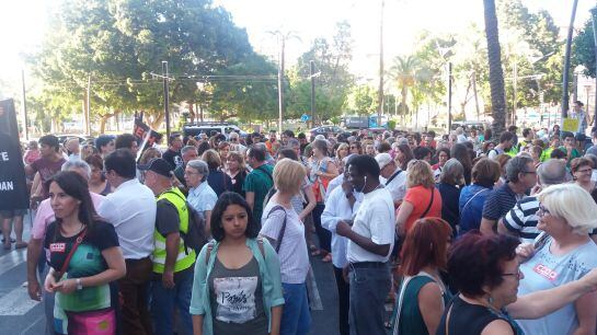 La manifestación, formándose en Plaza Circular