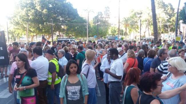 La manifestación, formándose en Plaza Circular