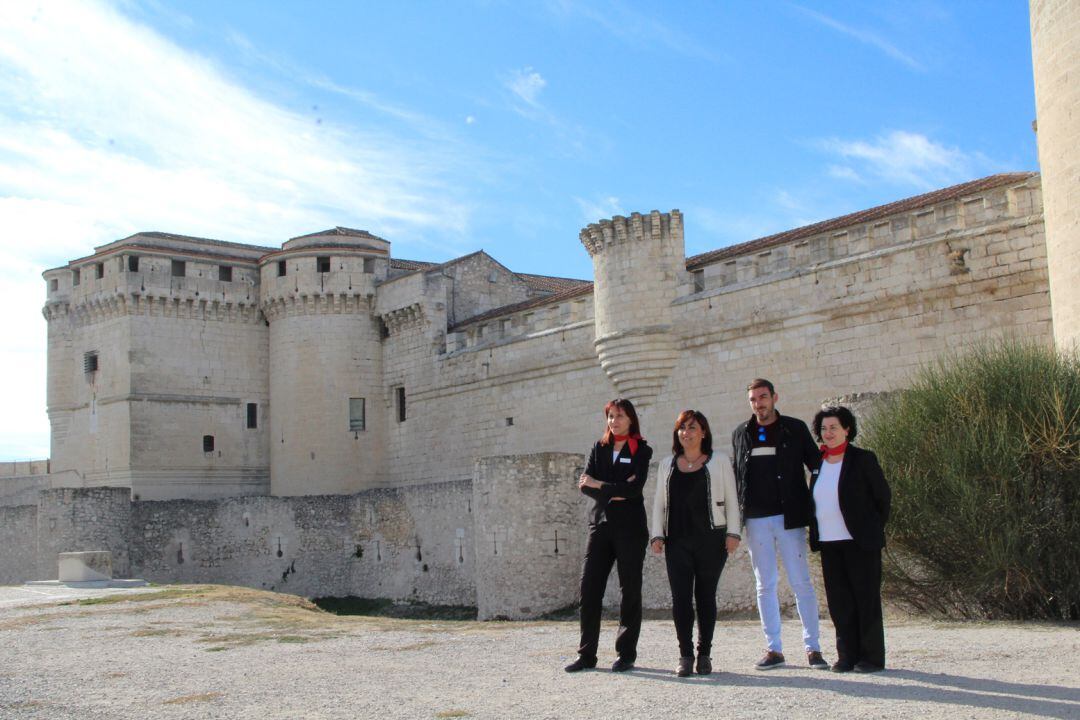 Nuria Fernández, segunda por la izquierda, acompañada de parte del equipo de Turismo