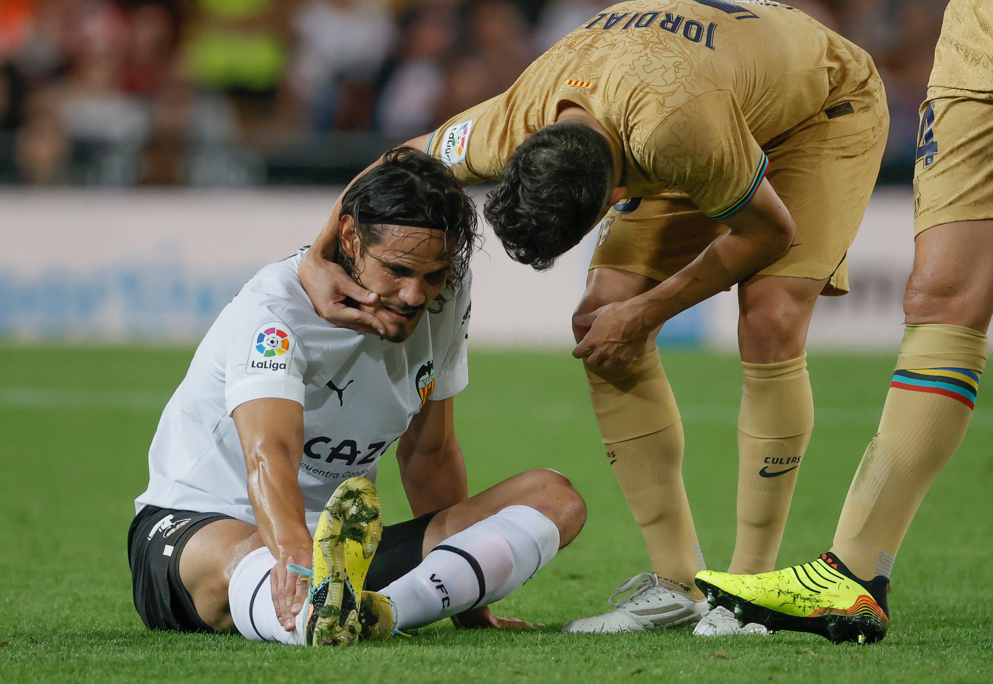 VALENCIA, 29/10/2022.- El delantero del Valencia Cavani se lesiona durante el partido de la jornada 12 de LaLiga que Valencia CF y FC Barcelona juegan hoy sábado en Mestalla. EFE/Juan Carlos Cárdenas
