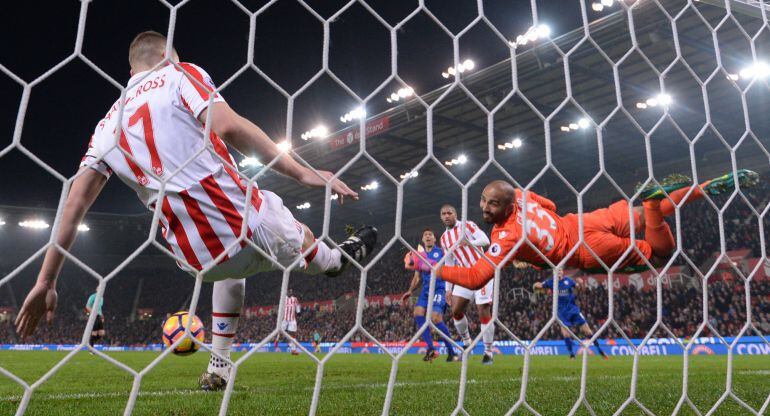 Partido de fútbol entre dos equipos profesionales británicos: el Stoke City y el Leicester City.   I