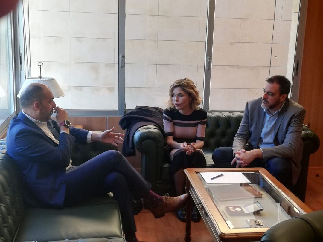 Marta Martín y Juan Ignacio Bas con Javier Berenguer