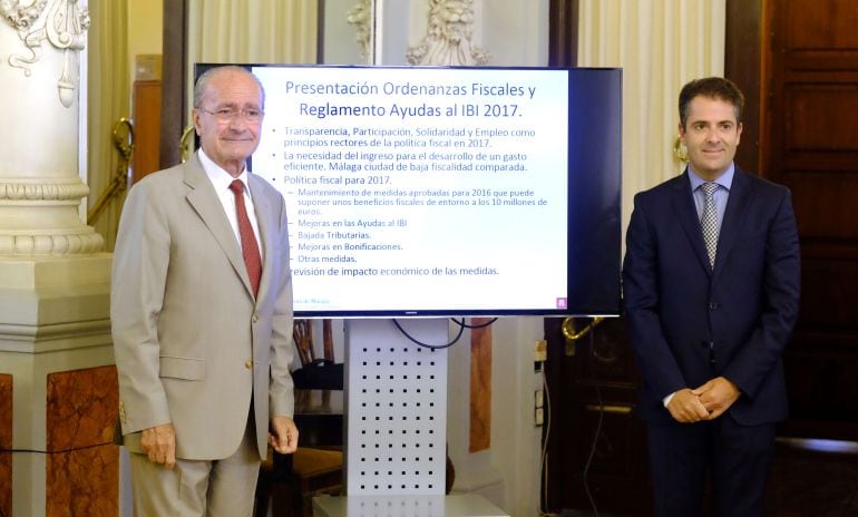 El alcalde, Francisco de la Torre, y el concejal de Economía, Carlos Conde, durante la presentación del proyecto de ordenanzas fiscales para 2017