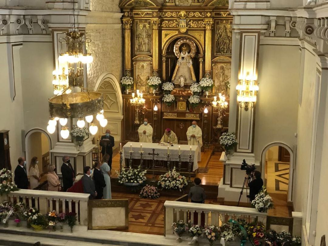 El oficio en el Día de la Función en honor a Ntra. Sra. de la Viñas se realizó a puerta cerrada en la Ermita de la Virgen.