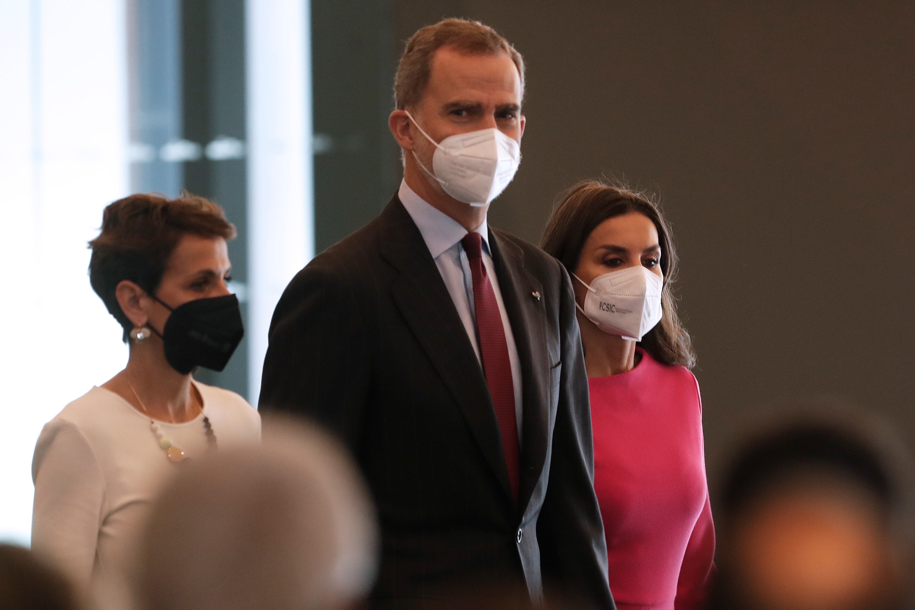 GRAF8711. PAMPLONA, 02/03/2022.- El rey Felipe VI (C) y la reina Letizia (d) acompañados de la presidenta de Navarra, María Chivite (i) a su llegada al acto de entrega de las Medallas de Oro al Mérito en las Bellas Artes 2020 en Pamplona este miércoles. EFE/ Villar López