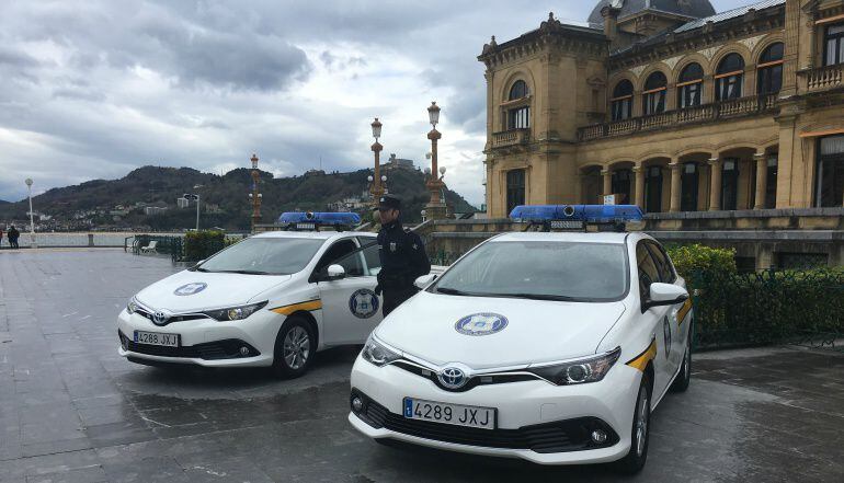 Imagen de dos coches de la Guardia Municipal en Alderdi Eder