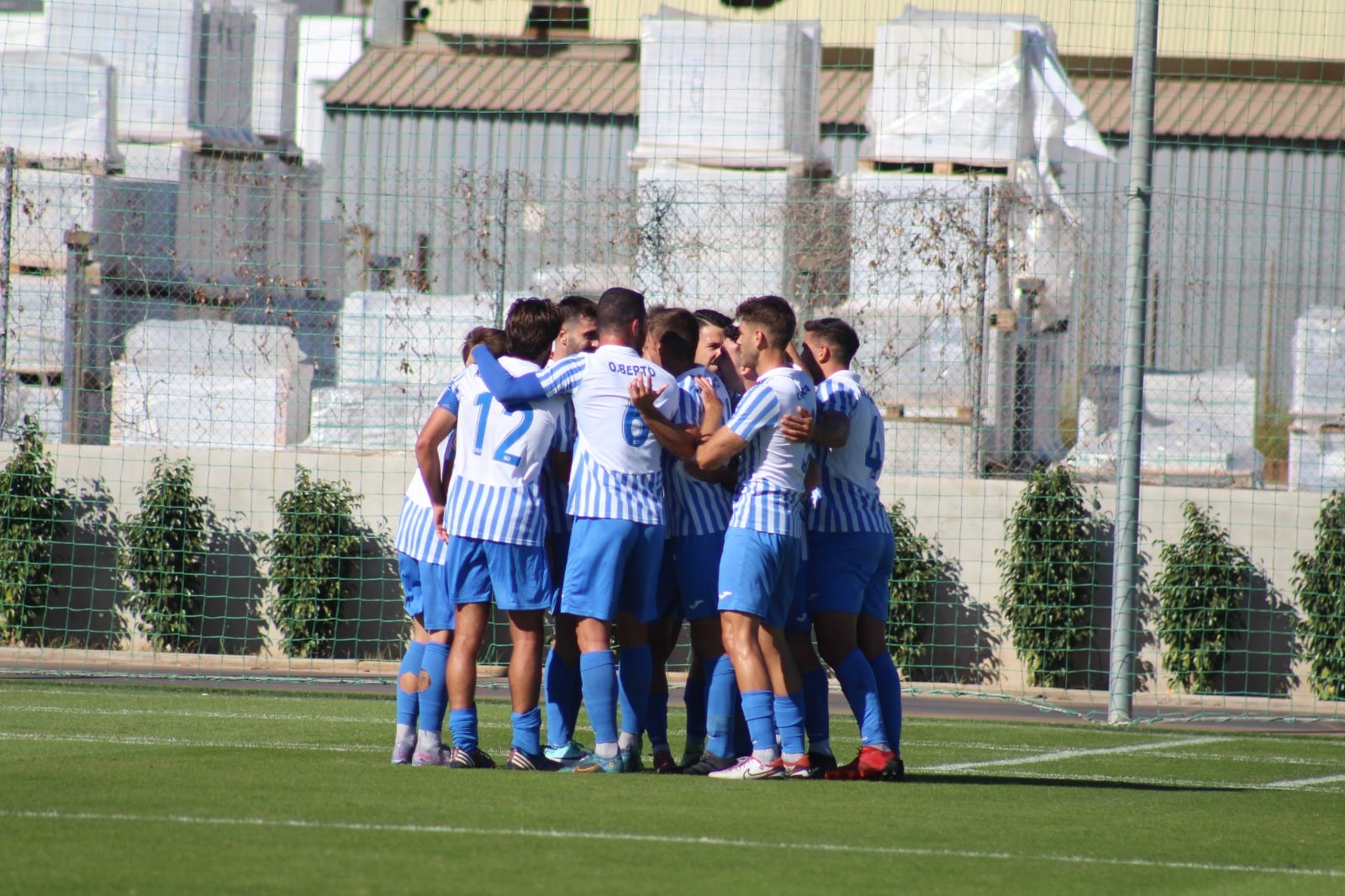 Los jugadores celebran el gol de Víctor Segura.