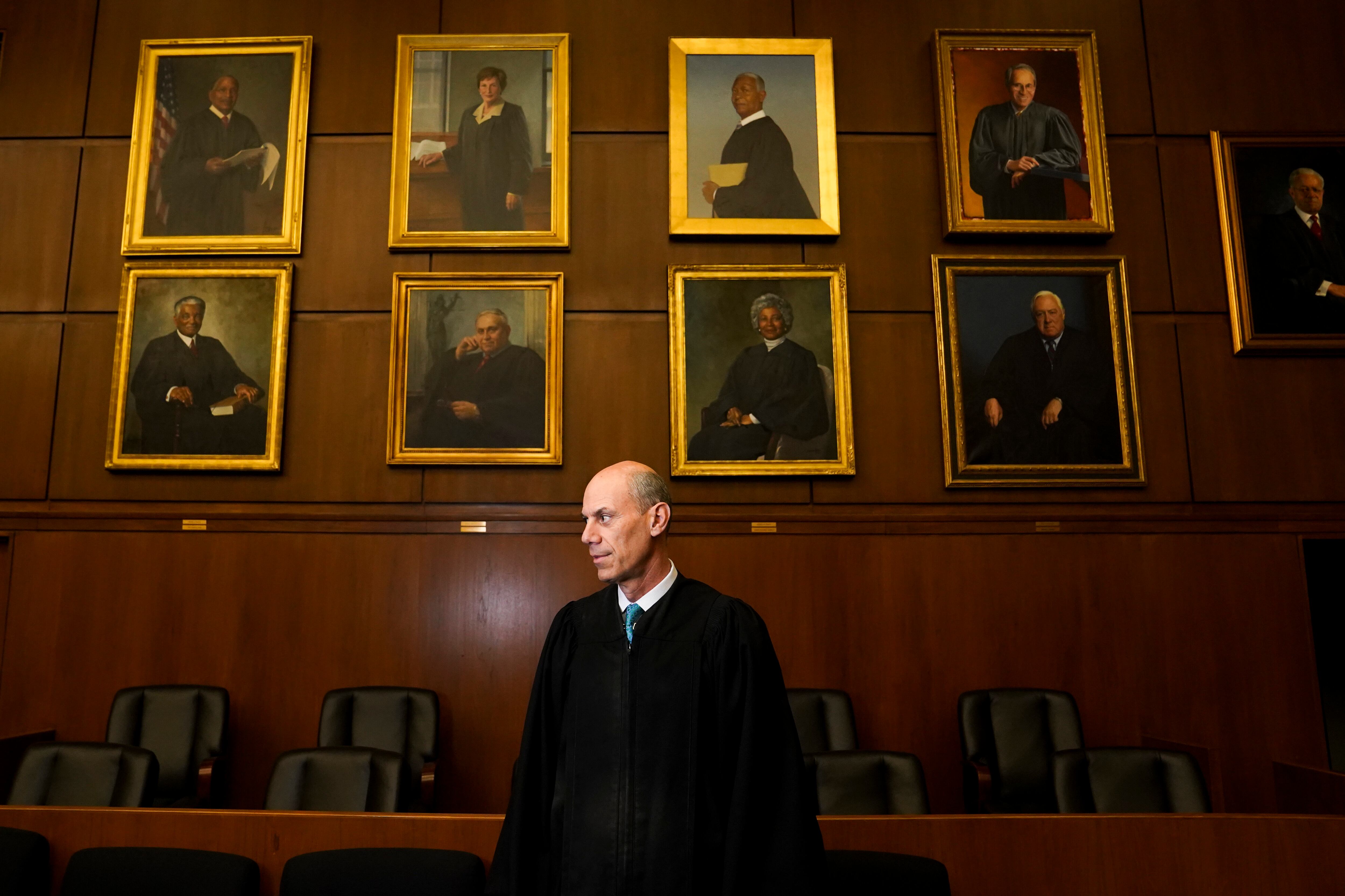 El juez James E. Boasberg, juez principal del Tribunal Federal de Distrito de DC, representa un retrato en el Tribunal Federal E. Barrett Prettyman en Washington, DC el 16 de marzo de 2023.