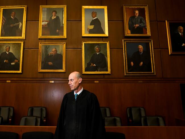 El juez James E. Boasberg, juez principal del Tribunal Federal de Distrito de DC, representa un retrato en el Tribunal Federal E. Barrett Prettyman en Washington, DC el 16 de marzo de 2023.