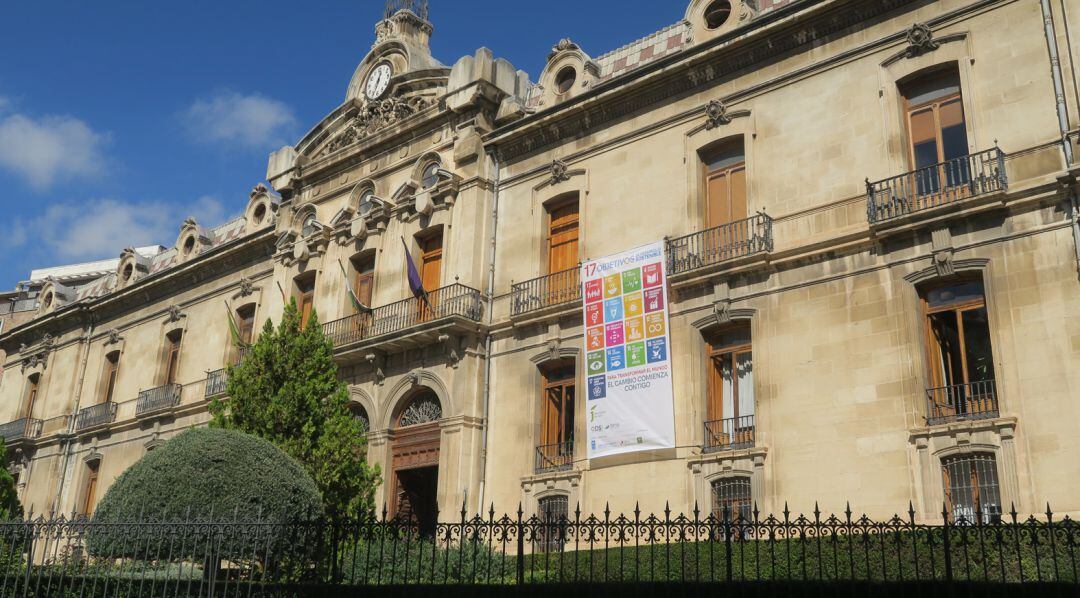 Pancarta situada en la fachada de la Diputación en la que aparecen los Objetivos de Desarrollo Sostenible.