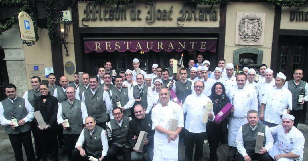 José María Ruiz con sus empleados en Restaurante José María