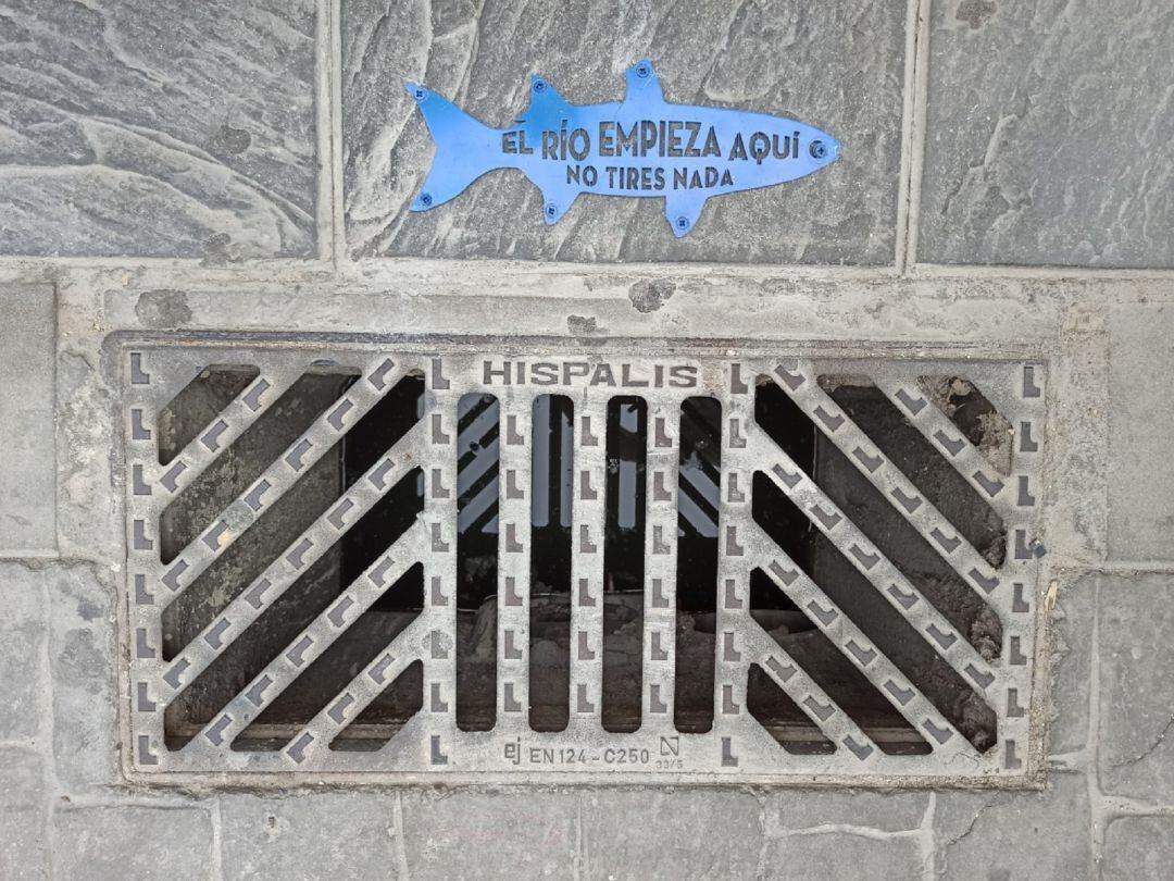 Placas en las alcantarillas de Coria del Rio