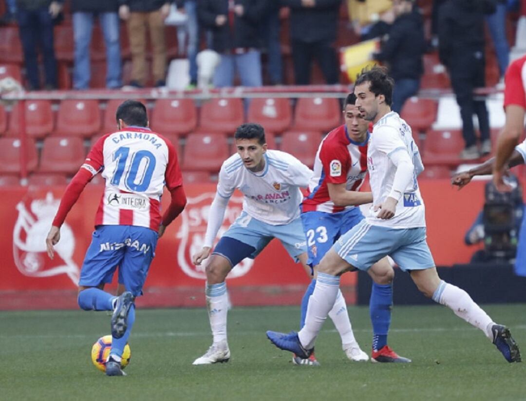 Eguaras volvió a jugar en Gijón, tras un mes ausente por su pubalgia