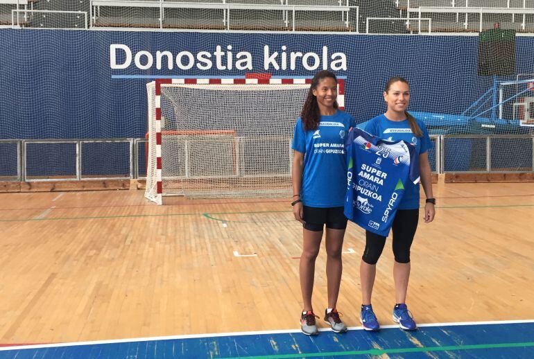 Priscila y Judith posan con la camiseta del Bera Bera en el Gasca