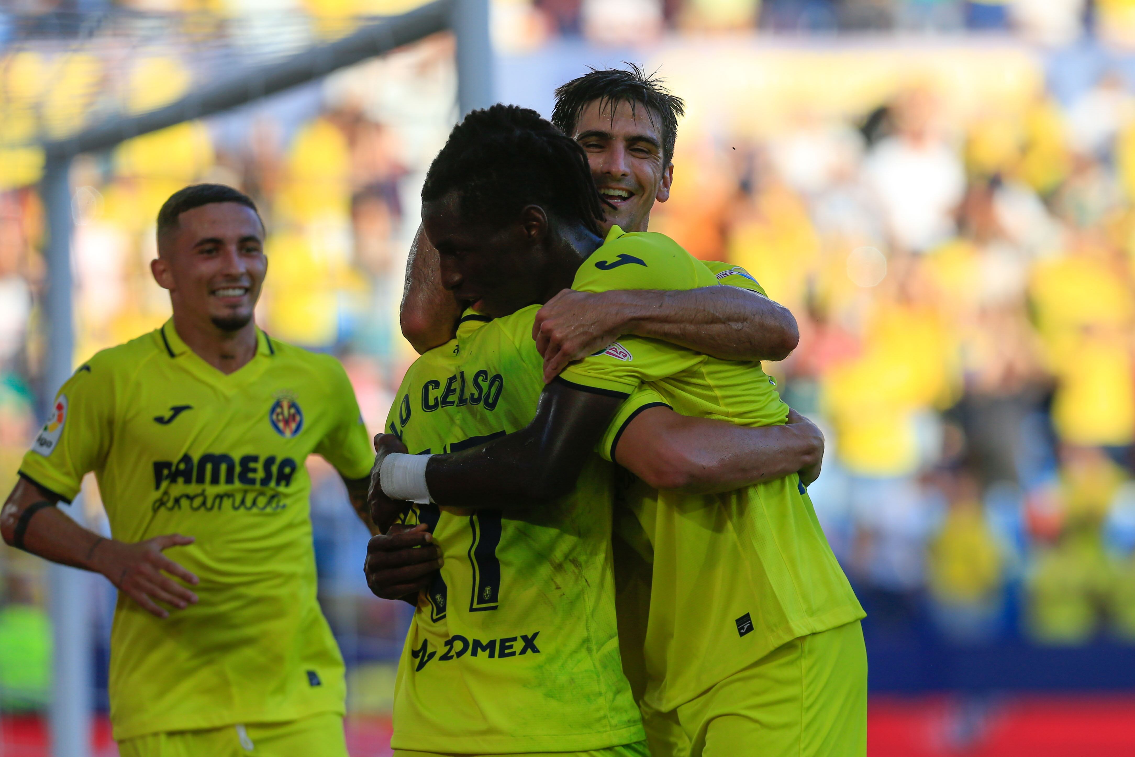 VILLARREAL, 04/09/2022.- El centrocampista del Villareal Giovani Lo Celso (c) celebra con sus compañeros su gol ante el Elche durante el partido de la cuarta jornada de Liga en Primera División en el estadio de la Cerámica, en Villarreal. EFE/Domenech Castelló