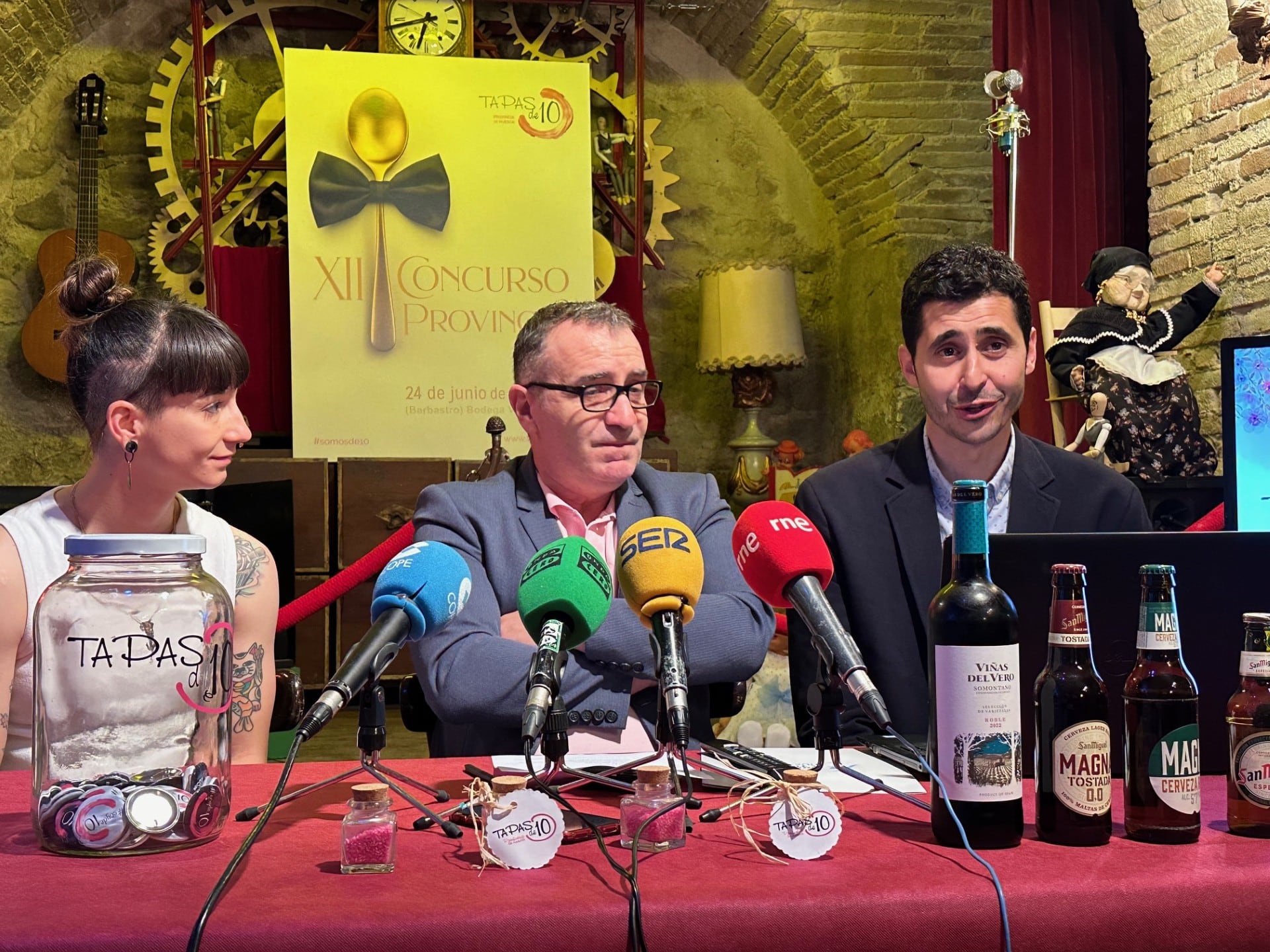 Iris Jordán, ganadora del concurso nacional del año pasado, junto a Manuel del Valle y Pablo Villacampa durante la presentación del XII Concurso Provincial de Tapas