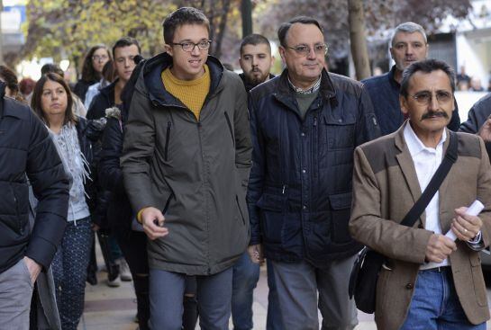 El secretario político de Podemos Íñigo Errejón, se dirige a una concentración contra la pobreza energética en Zaragoza.