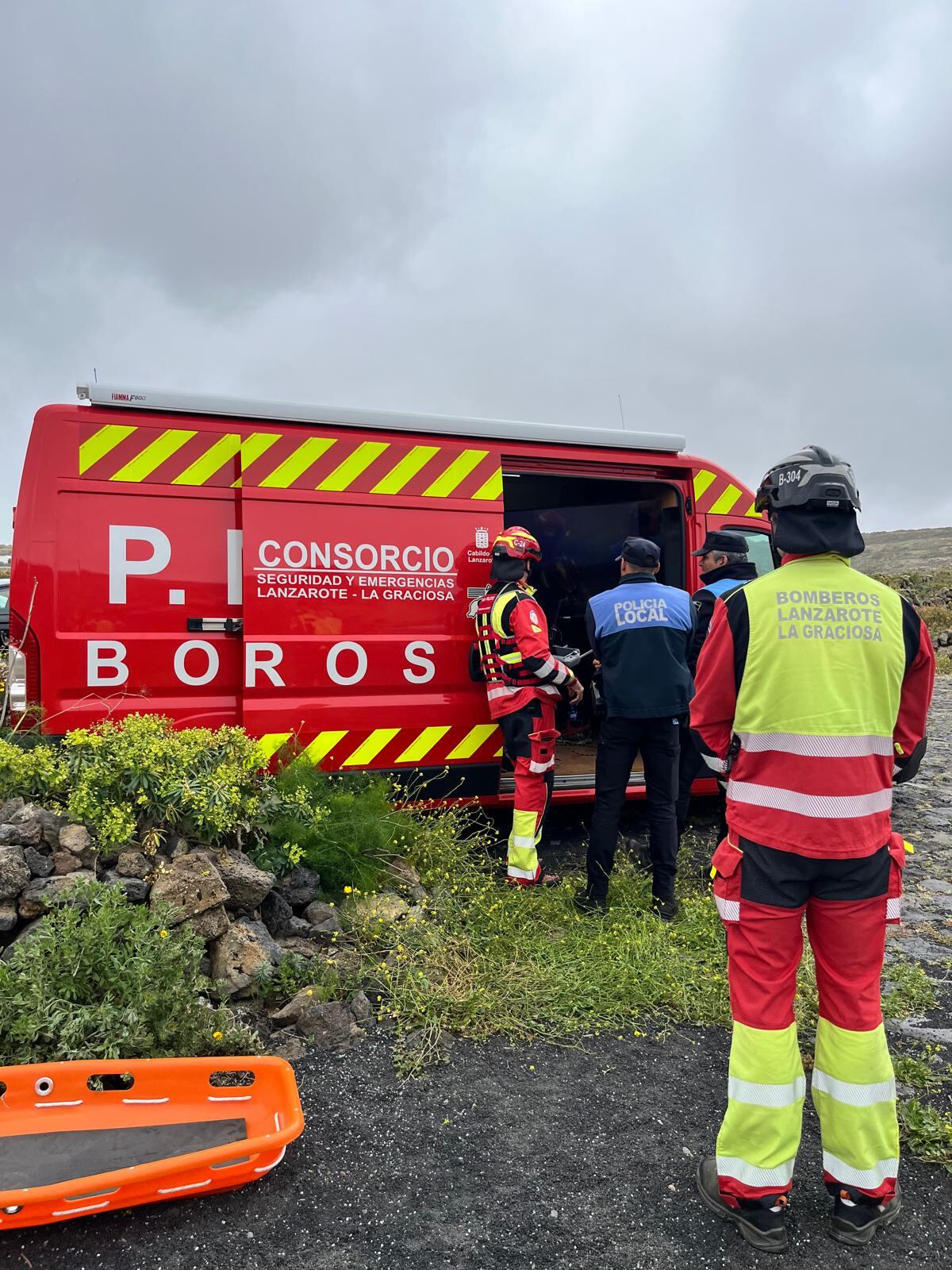 Bomberos de Lanzarote en 'el Camino de Las Rositas' de Ye, en el norte de Lanzarote.