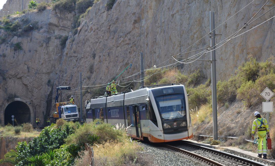 Imagen del TRAM parado tras arrancar la catenaria