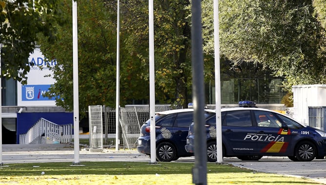 Coches de Policía en las inmediaciones del Madrid Arena, donde tres jóvenes han muerto y otras dos se encuentran en estado crítico al sufrir paradas cardiorrespiratorias durante una macrofiesta de Halloween