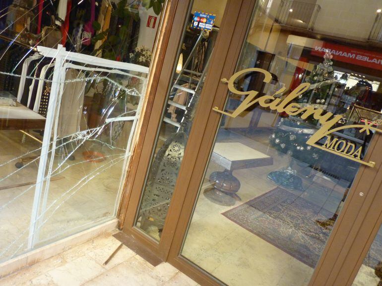 Escaparate dañado por el robo en Galery Moda 
