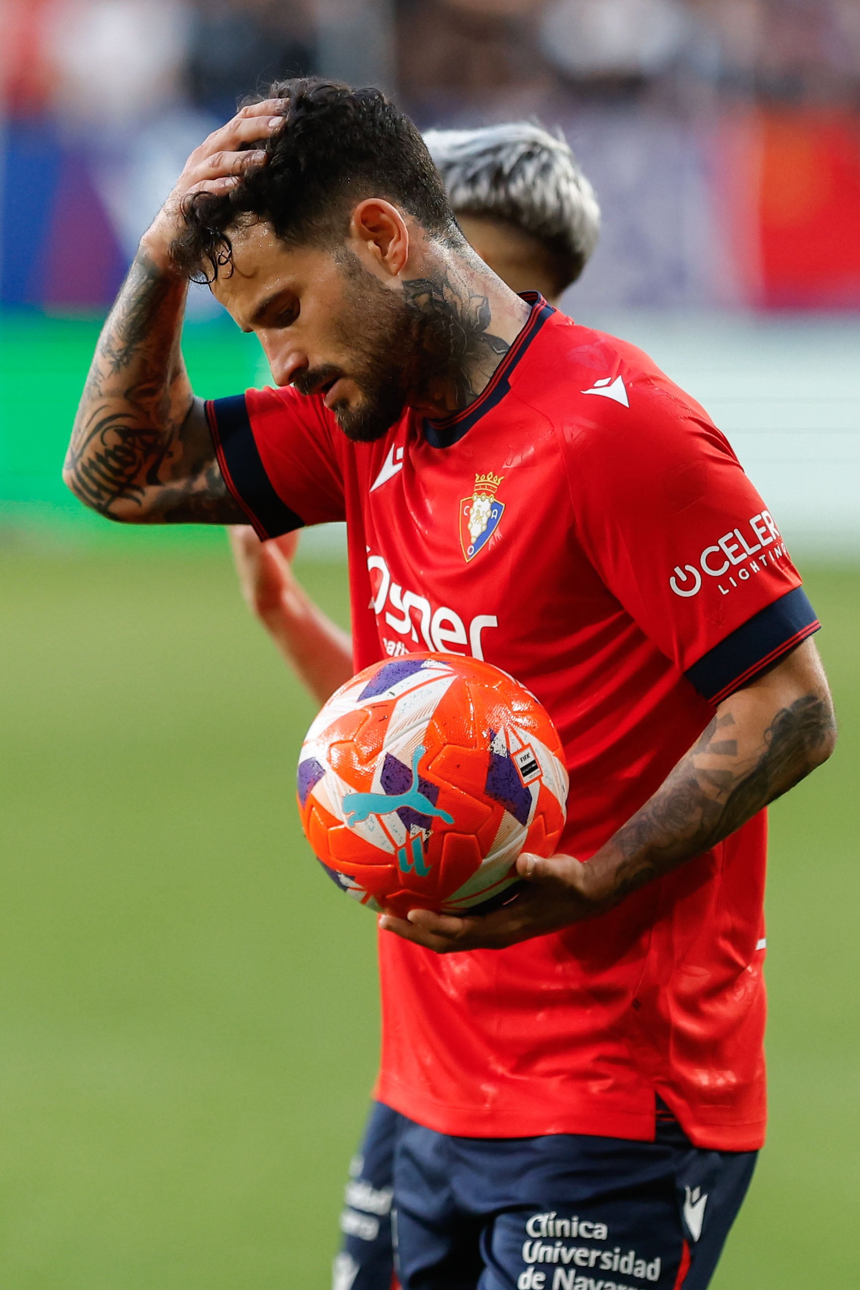 PAMPLONA, 24/04/2025.- El delantero de Osasuna Rubén García al finalizar el partido de la jornada 33 de LaLiga EA Sports entre el Atlético Osasuna y el Sevilla FC, hoy jueves en el estadio de El Sadar, en Pamplona. EFE/ Villar López