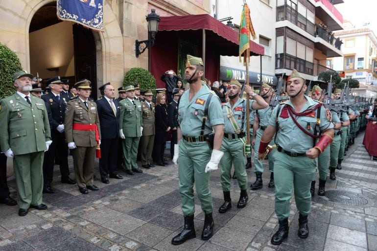 Un año más regresó la legión para acompañar al paso de La Columna.