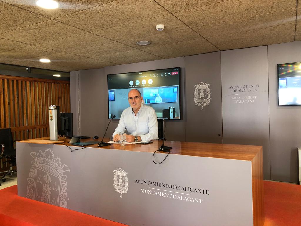 Manuel Villar, viceportavoz del Ayuntamiento de Alicante, durante la rueda de prensa