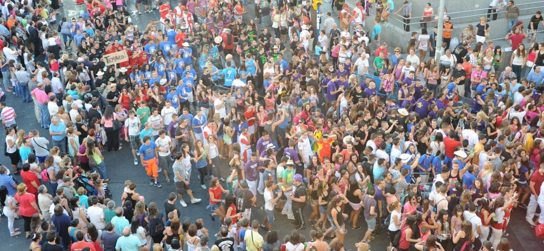 Imagen de un desfile de peñas durante unas fiestas de Fuenlabrada